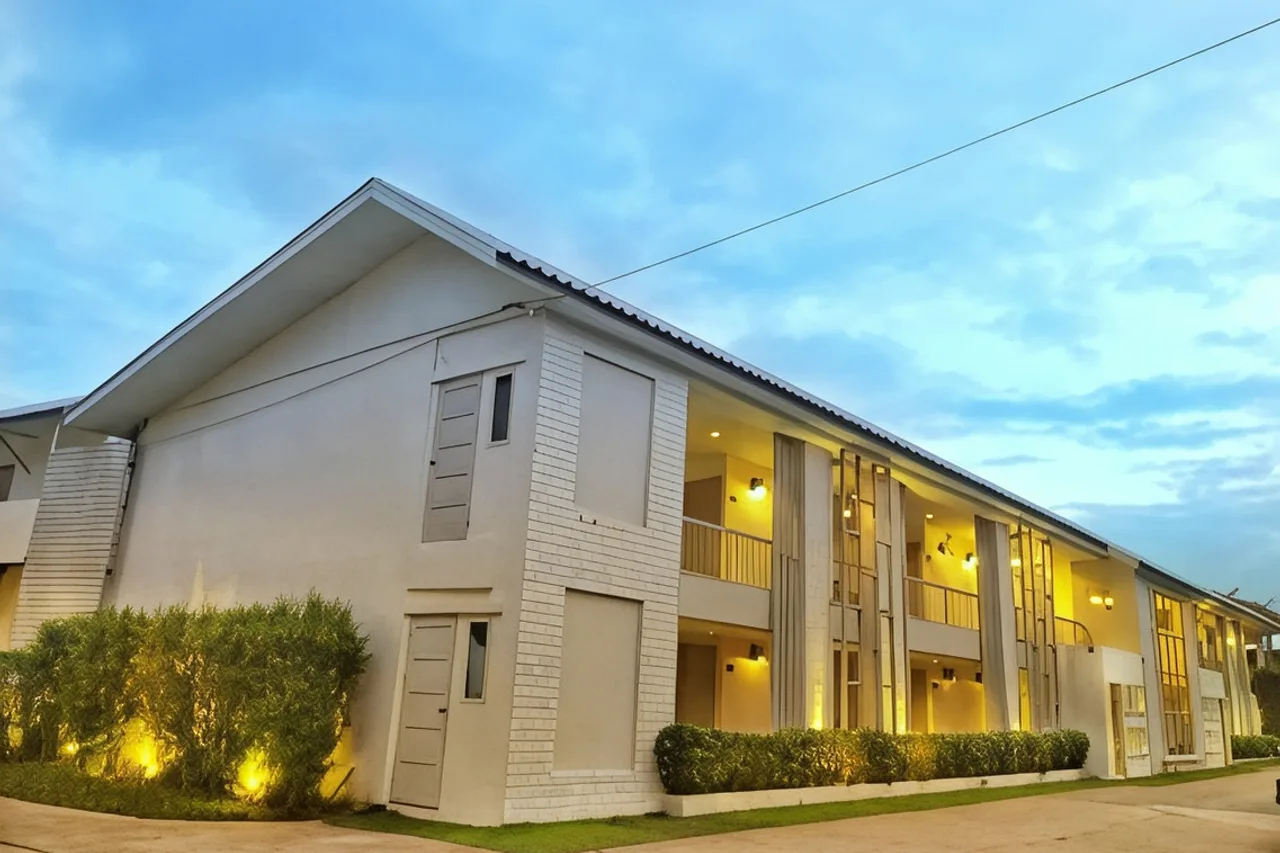 โรงแรม NAN Nakara Boutique ใจกลางเมืองเก่าน่าน ย่านในเวียง บนถนนผากอง ซอย 1 · ห่างวัดภูมินทร์เพียง 80 ม. · คุ้มเจ้าราชบุตร 110 ม. · ศูนย์บริการนักท่องเที่ยว/หอศิลป์ 140 ม. · ถนนคนเดินกาดข่วงเมืองน่าน 250 ม. · ห่างสนามบินน่านนคร ~4 กม. และสถานีขนส่ง ~1.3 กม.
