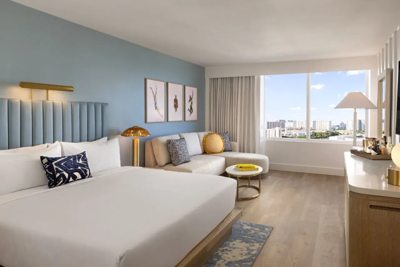 The Sunny Miami Sunny Isles Beach, Curio Collection by Hilton — rooms and atmosphere