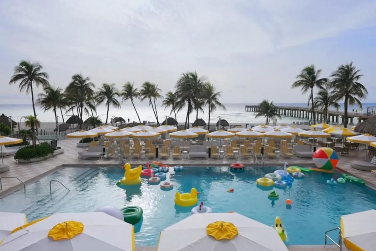 The Sunny Miami Sunny Isles Beach, Curio Collection by Hilton — rooms and atmosphere