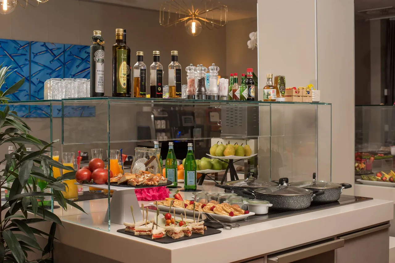Hotel NH La Spezia — ภาพห้องพักและบรรยากาศ