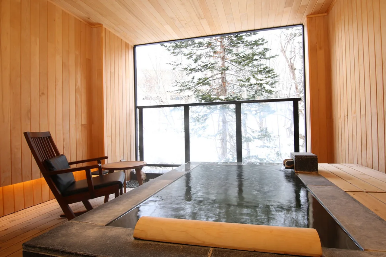 Niseko Konbu Onsen Tsuruga Besso Moku No Sho — rooms and atmosphere