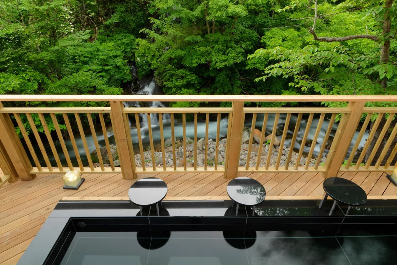 Niseko Konbu Onsen Tsuruga Besso Moku No Sho — rooms and atmosphere