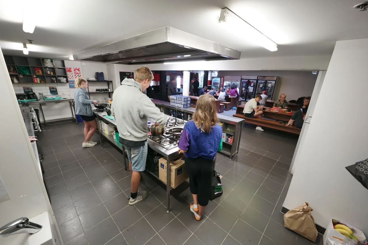Nomads Queenstown Backpackers — rooms and atmosphere