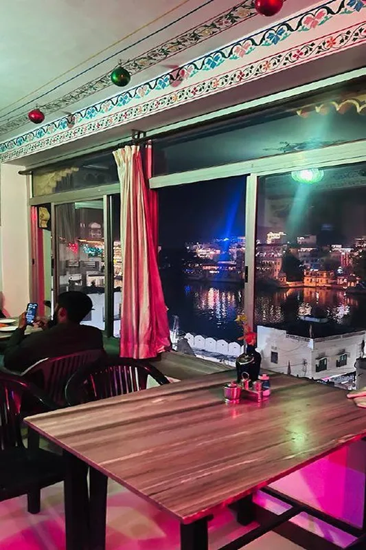 Nukkad Guest House — ภาพห้องพักและบรรยากาศ