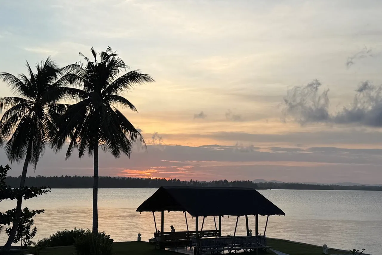 Ocean 101 Cloud 9 Surf Resort — rooms and atmosphere