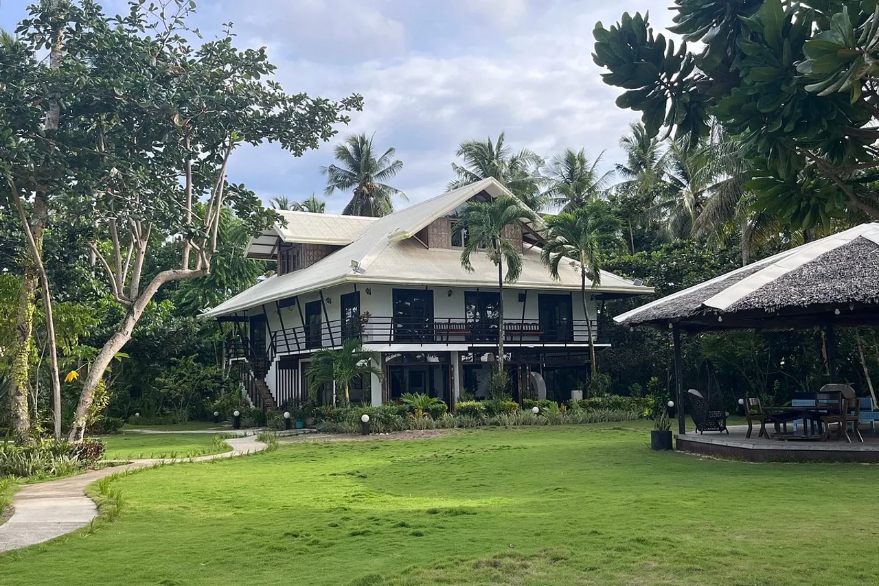 Ocean 101 Cloud 9 Surf Resort — rooms and atmosphere