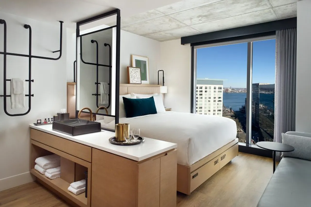 Omni Boston Hotel at the Seaport — rooms and atmosphere