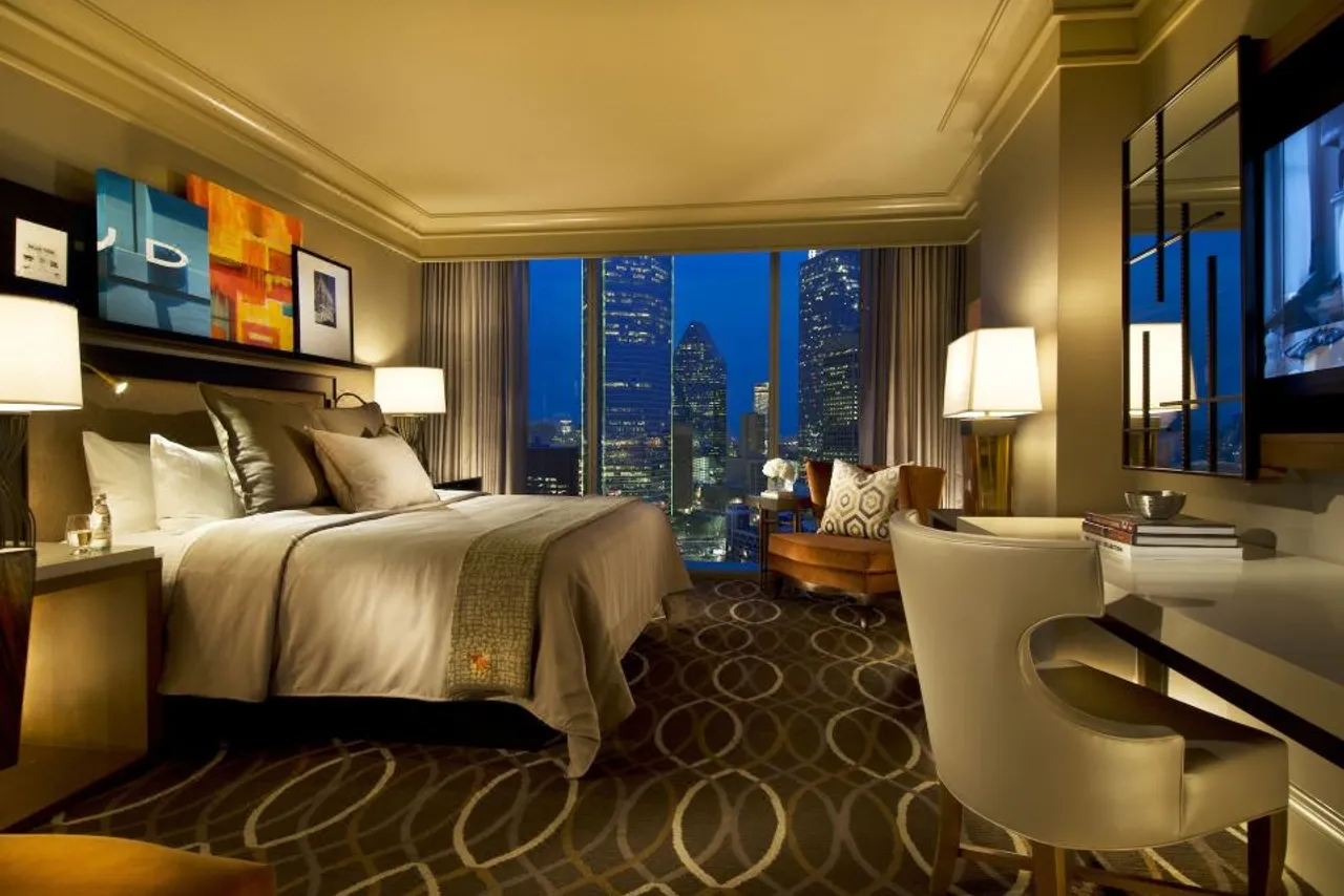 Omni Dallas Hotel — rooms and atmosphere