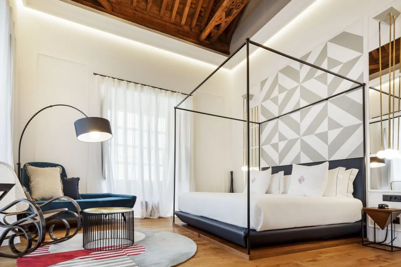 One Shot Palacio Conde de Torrejón 09 — rooms and atmosphere