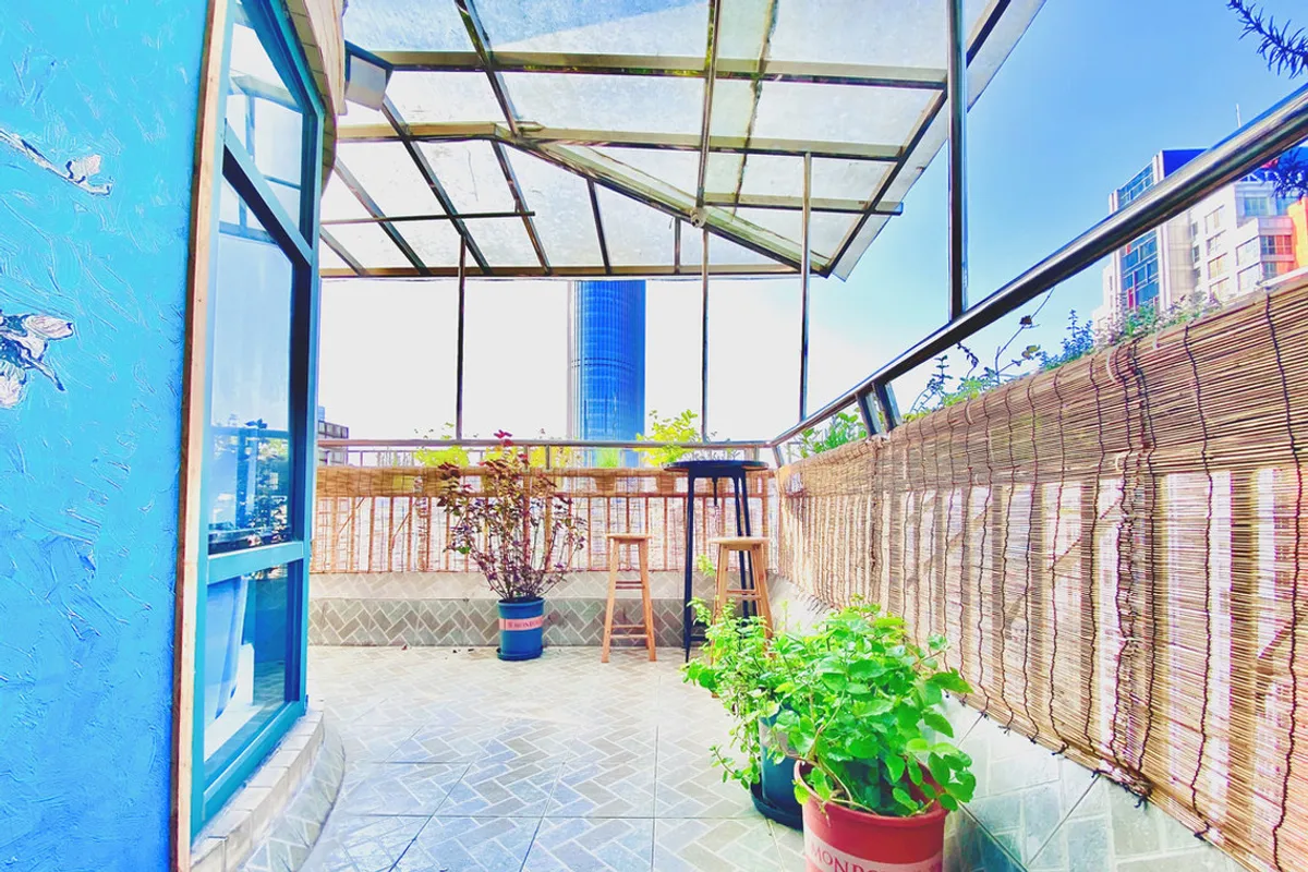 Only Cafe and Backpacker Chongqing — rooms and atmosphere