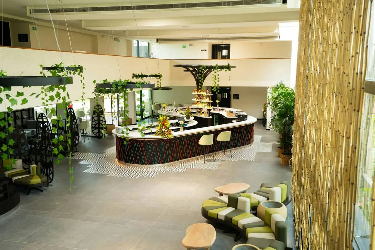 ONOMO Hotel Abidjan Airport — rooms and atmosphere