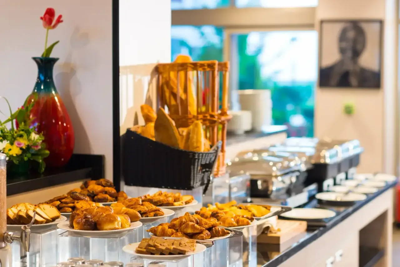 ONOMO Hotel Conakry — rooms and atmosphere