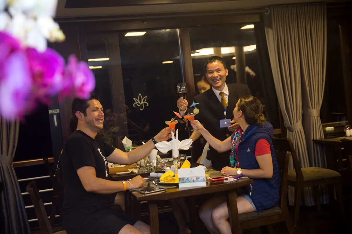 Orchid Ha Long Cruise — ภาพห้องพักและบรรยากาศ