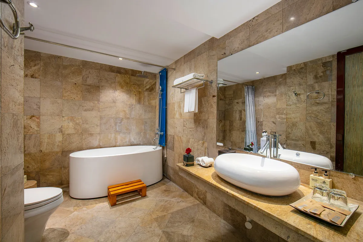 Oriental Suites Hotel & Spa — rooms and atmosphere