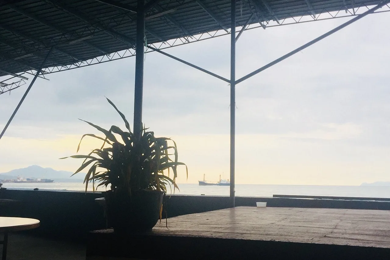 Pacific Crown Hotel — rooms and atmosphere