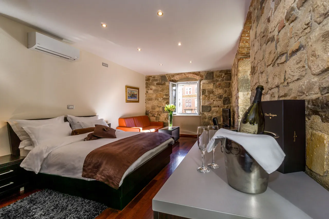 Palace Suites Heritage Hotel — rooms and atmosphere