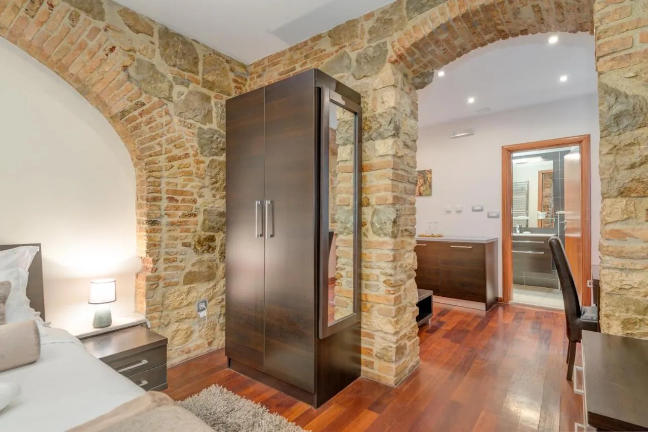 Palace Suites Heritage Hotel — rooms and atmosphere