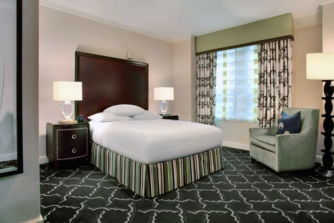 Palmer House, a Hilton Hotel — rooms and atmosphere