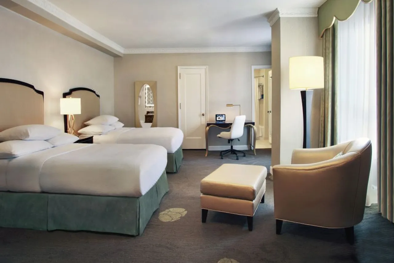 Palmer House, a Hilton Hotel — rooms and atmosphere