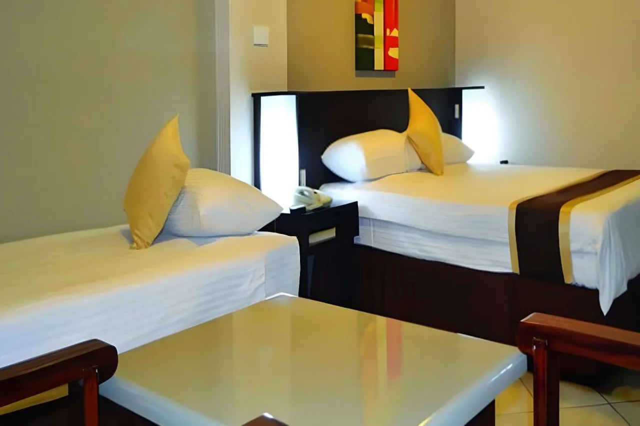 Peninsula International Hotel — rooms and atmosphere