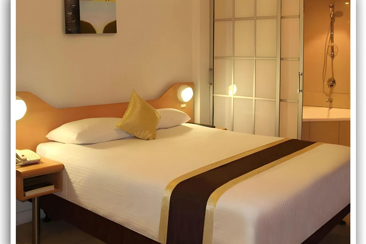 Peninsula International Hotel — rooms and atmosphere