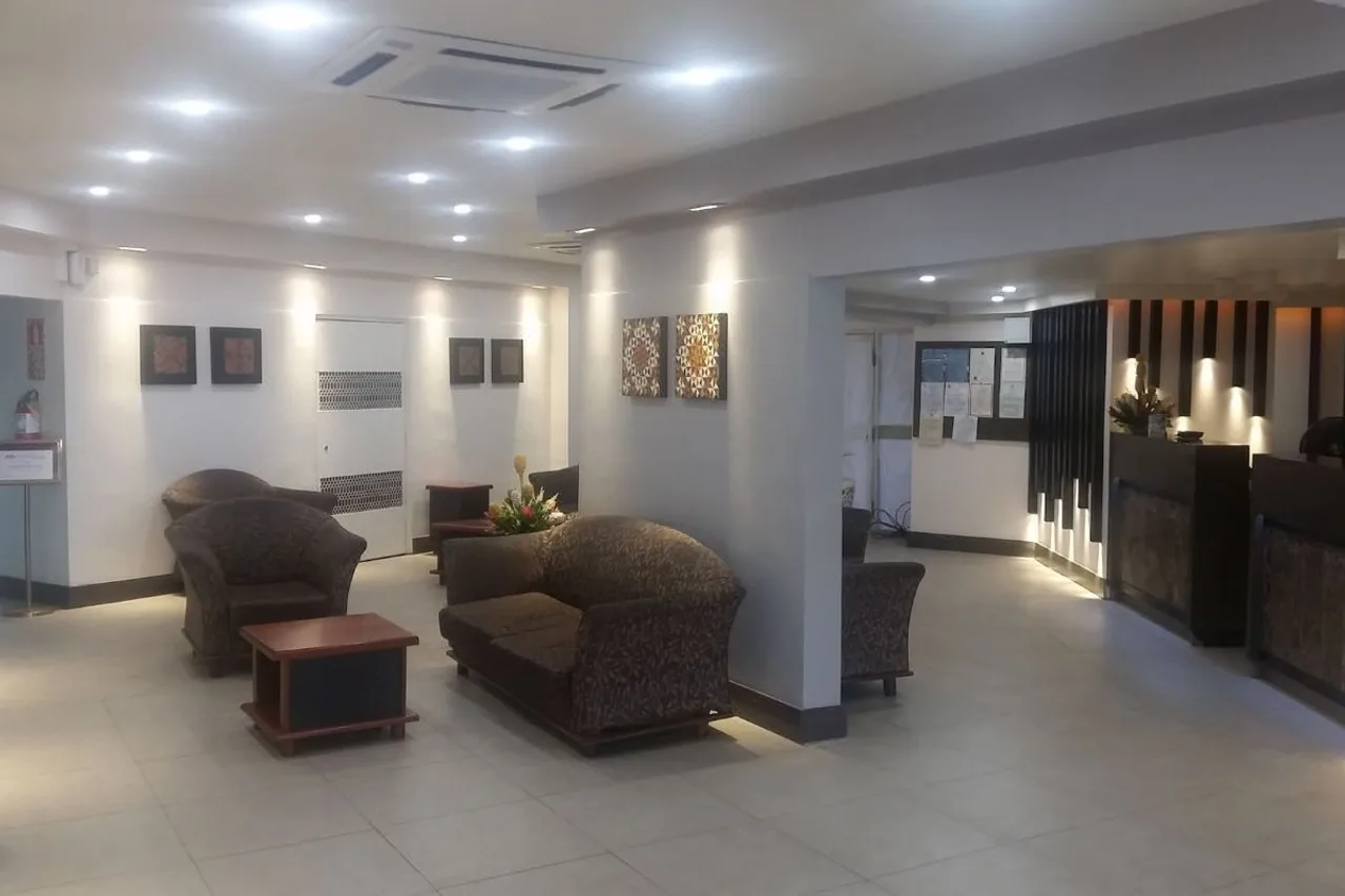 Peninsula International Hotel — rooms and atmosphere