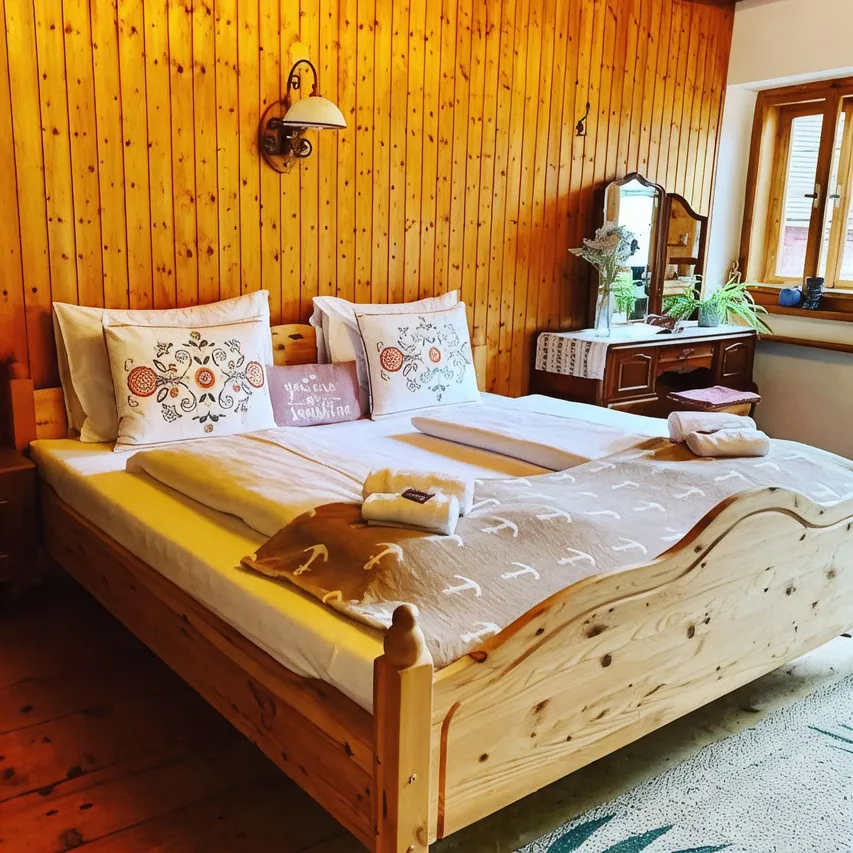 Pension Leopoldine (zum Mühlbach) — rooms and atmosphere
