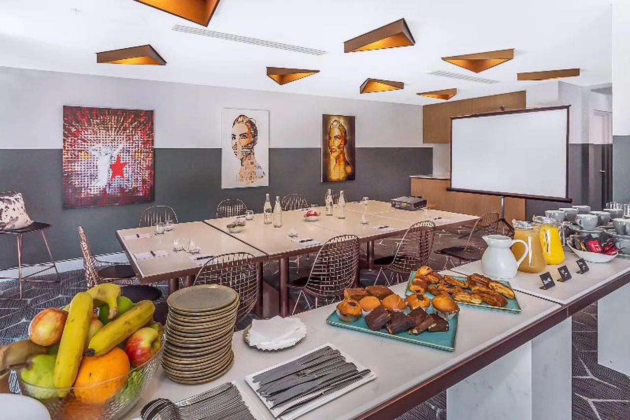 Peppers Kings Square Hotel Perth — rooms and atmosphere