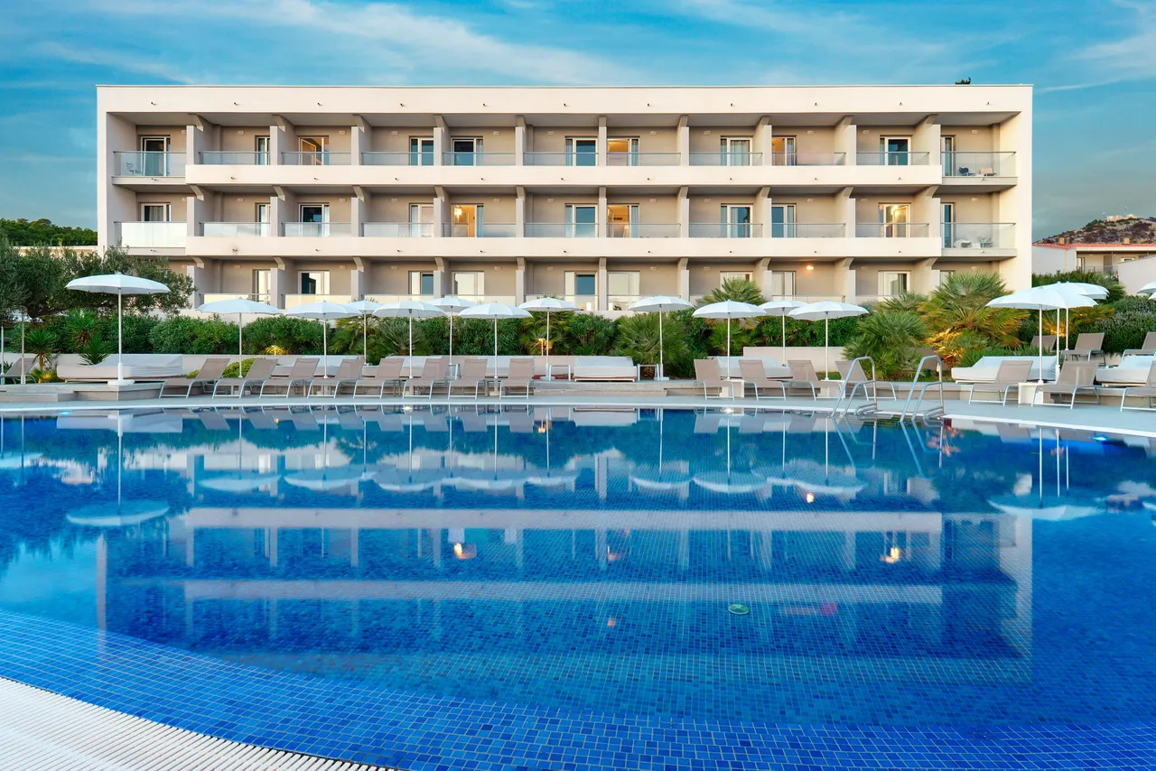 Pharos Hvar Bayhill Hotel — rooms and atmosphere