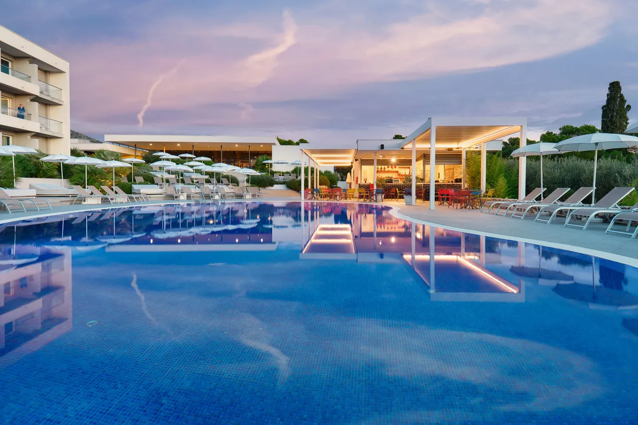 Pharos Hvar Bayhill Hotel — rooms and atmosphere