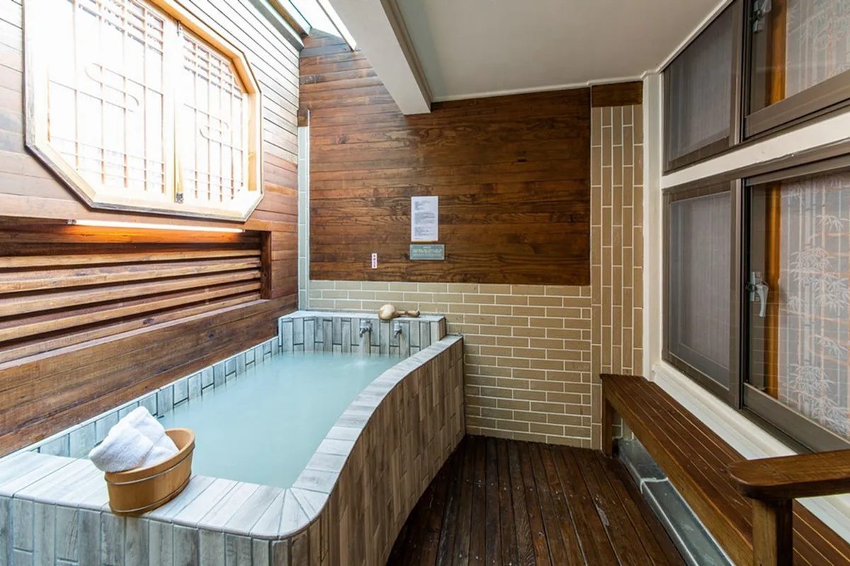 Phoenix Pavilion Hot Spring Hotel — rooms and atmosphere