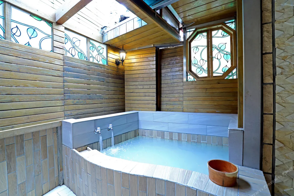 Phoenix Pavilion Hot Spring Hotel — rooms and atmosphere