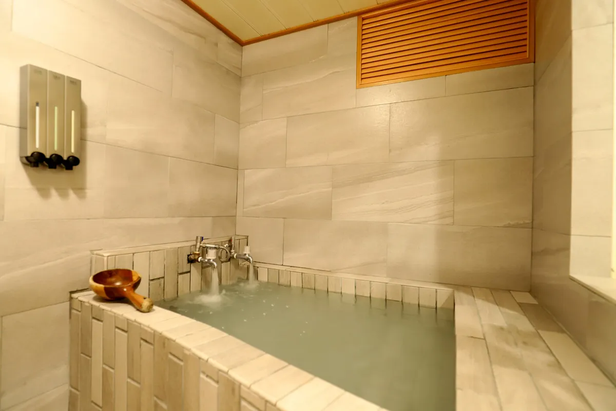 Phoenix Pavilion Hot Spring Hotel — rooms and atmosphere
