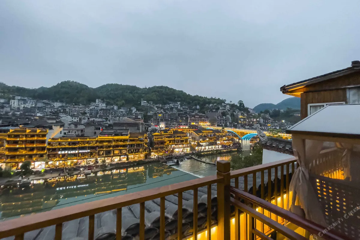Phoenix Yuanshe Riverview Homestay — rooms and atmosphere