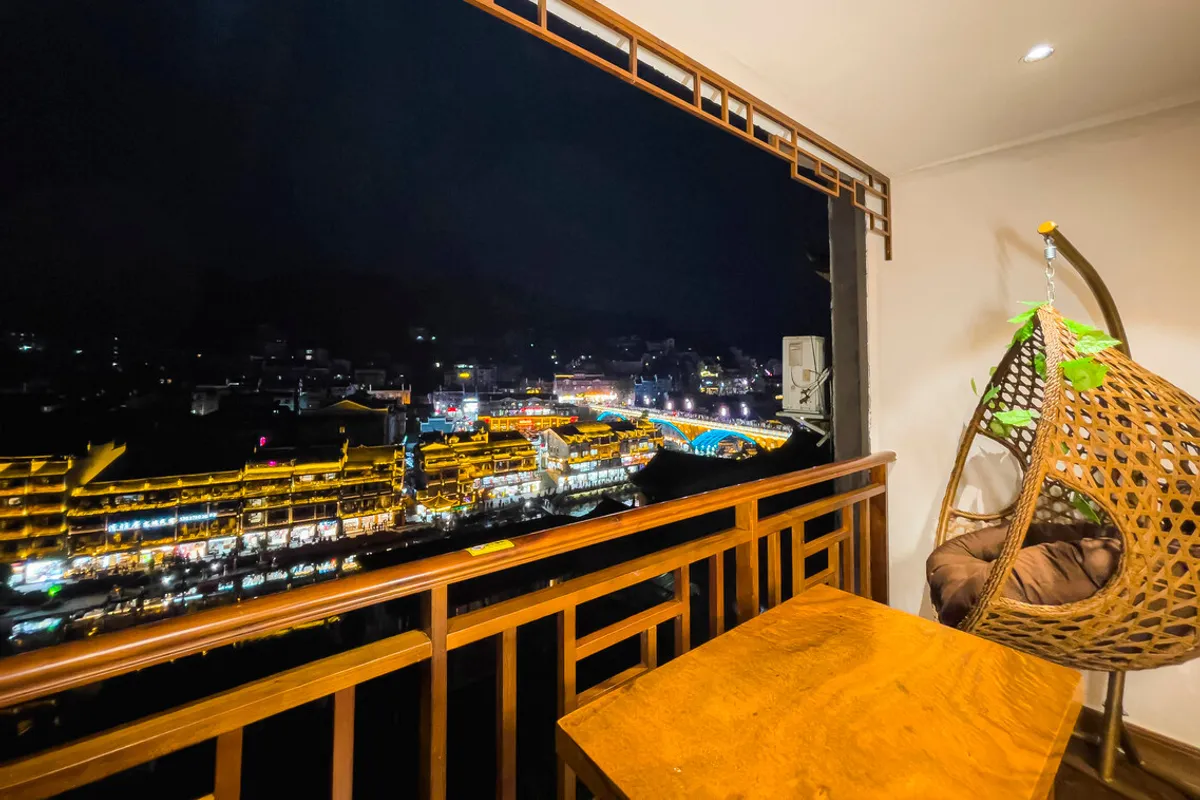 Phoenix Yuanshe Riverview Homestay — rooms and atmosphere