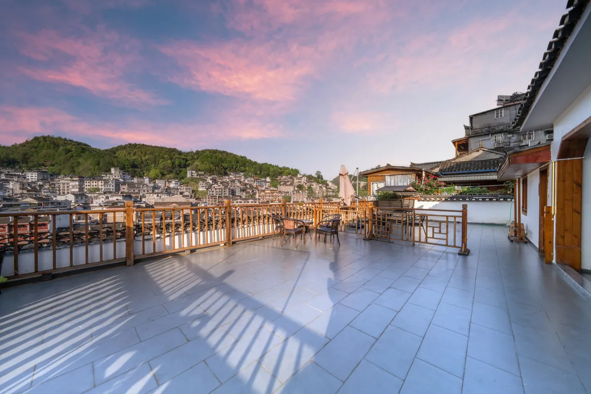 Phoenix Yuanshe Riverview Homestay — rooms and atmosphere