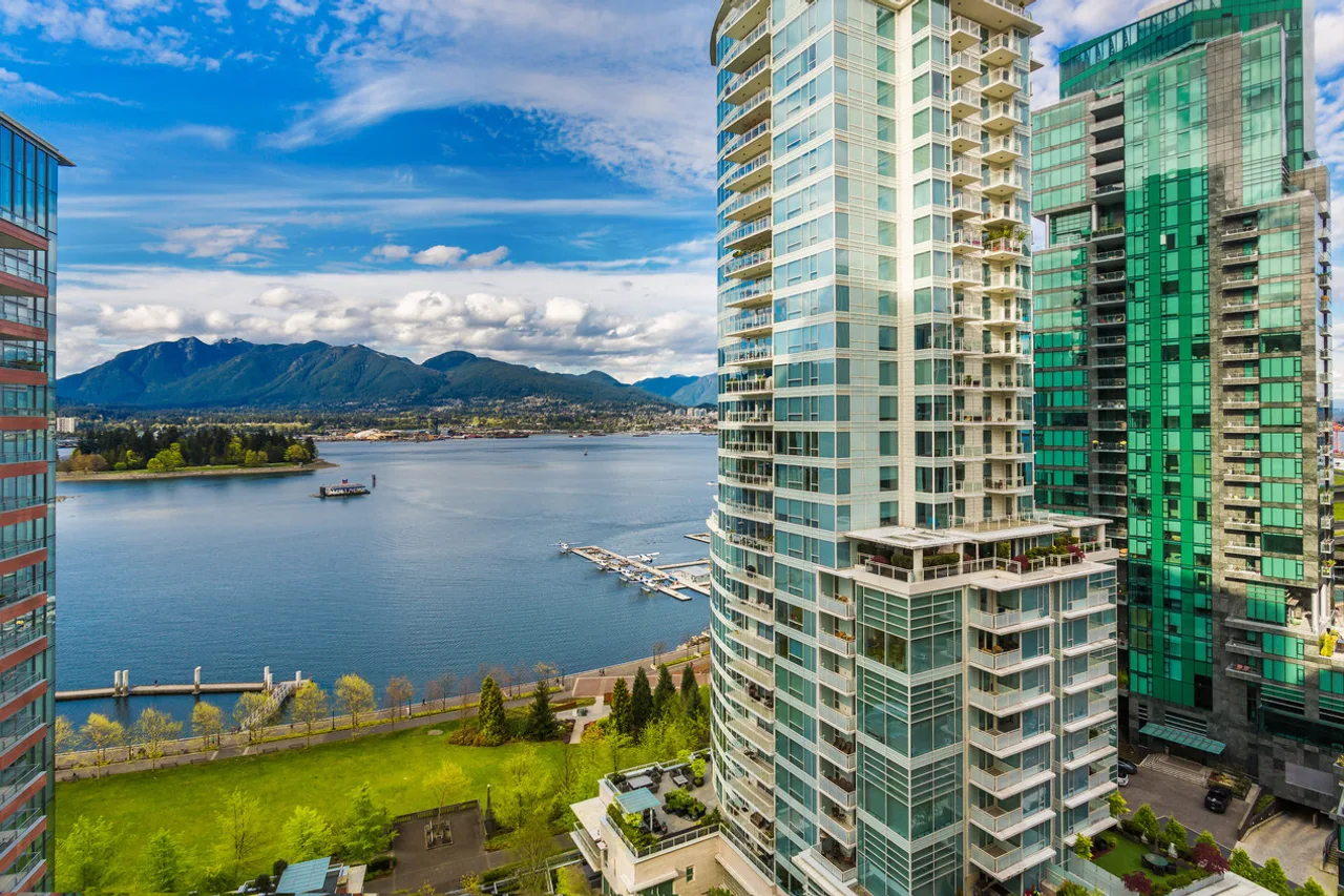 Pinnacle Hotel Vancouver Harbourfront — rooms and atmosphere