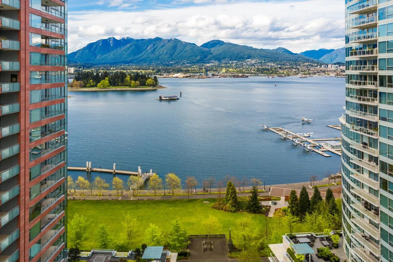 Pinnacle Hotel Vancouver Harbourfront — rooms and atmosphere