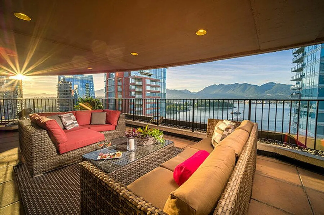 Pinnacle Hotel Vancouver Harbourfront — rooms and atmosphere