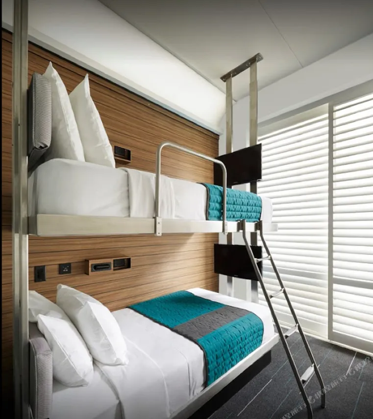 Pod Times Square — rooms and atmosphere