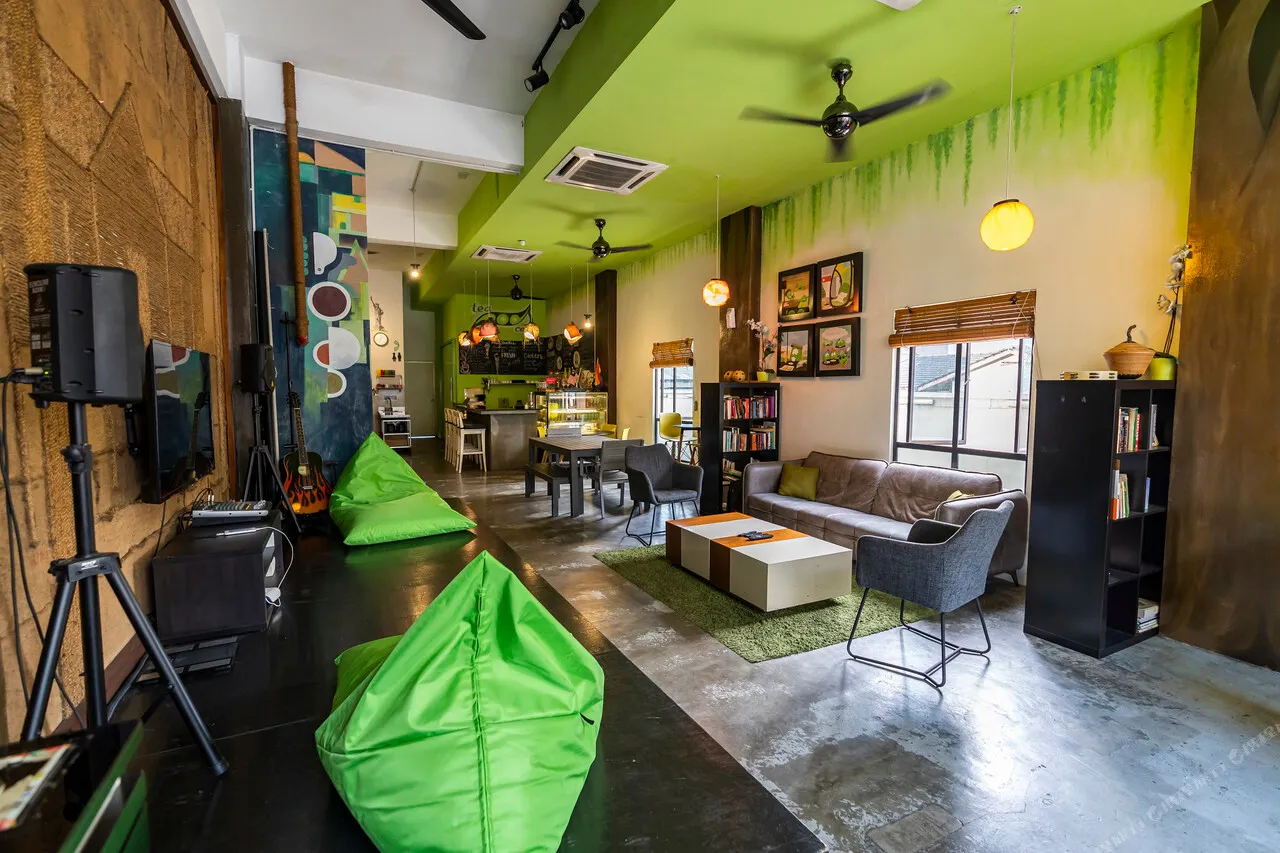 PODs The Backpackers Home & Cafe — rooms and atmosphere