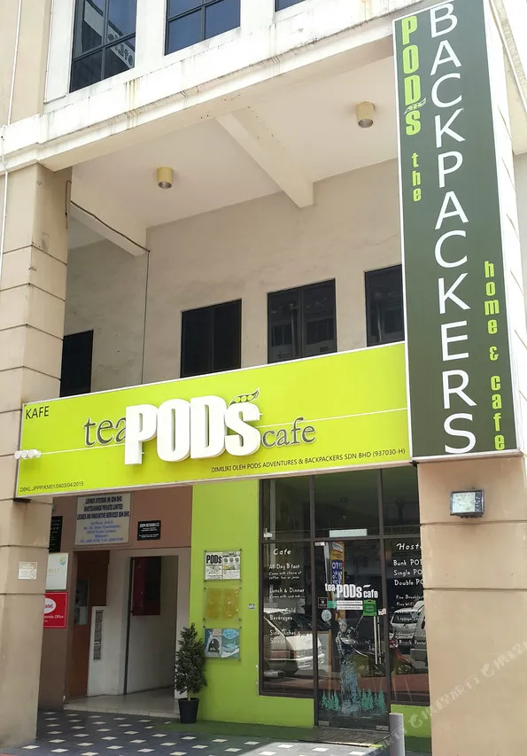 PODs The Backpackers Home & Cafe — rooms and atmosphere