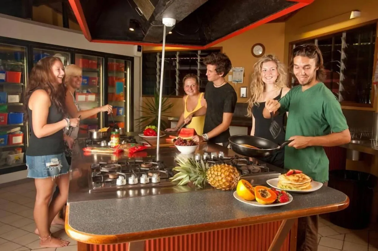 Dougies Backpackers Resort (เดิม Port Douglas Backpackers) — rooms and atmosphere