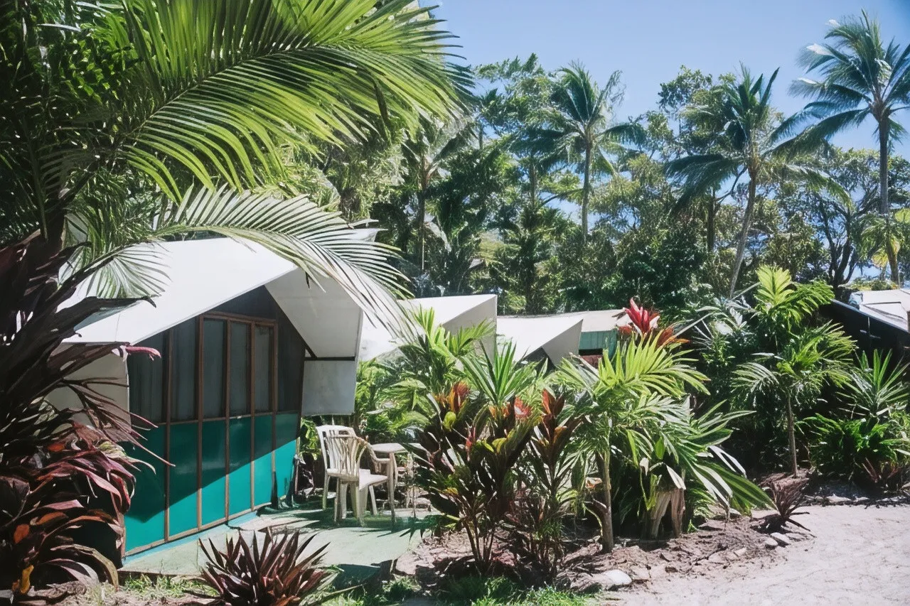 Dougies Backpackers Resort (เดิม Port Douglas Backpackers) — rooms and atmosphere