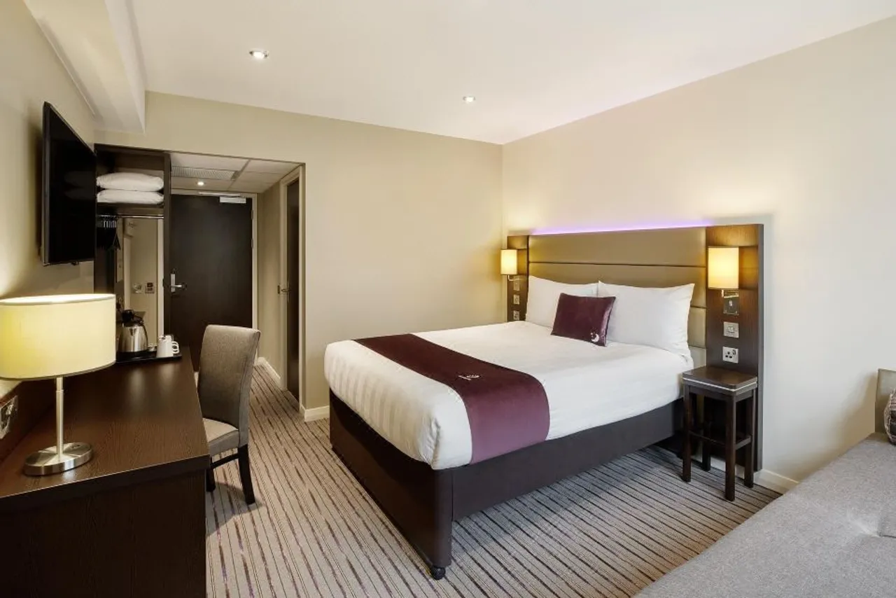 Premier Inn Oxford City Centre (Westgate) — rooms and atmosphere