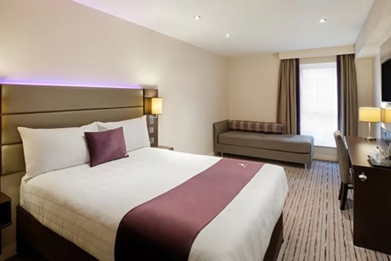 Premier Inn Oxford City Centre (Westgate) — rooms and atmosphere