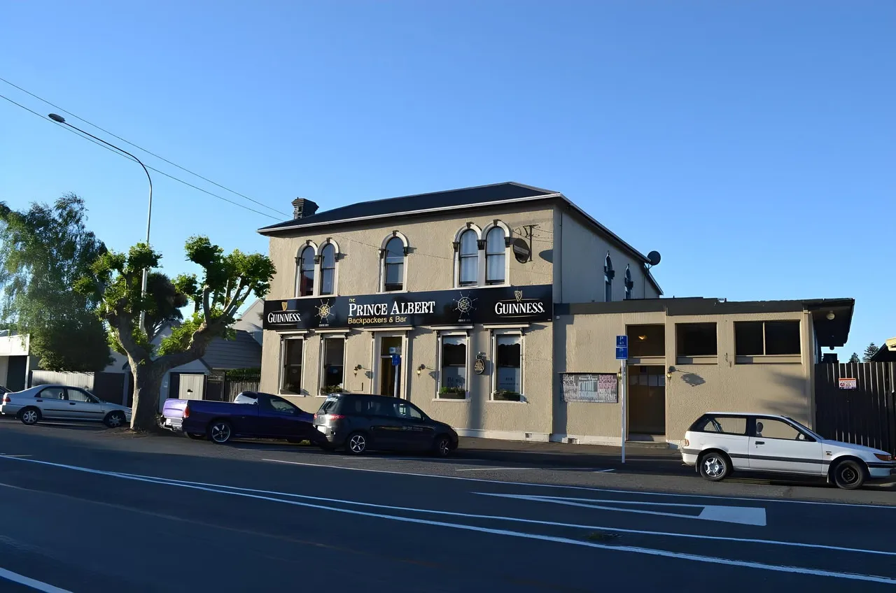 The Prince Albert Backpackers & Bar — rooms and atmosphere