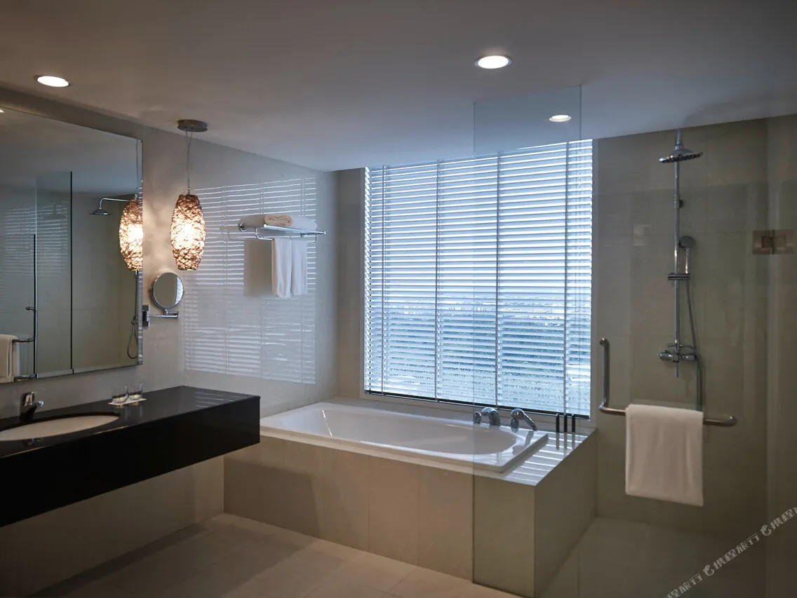 Pullman Kuching — rooms and atmosphere