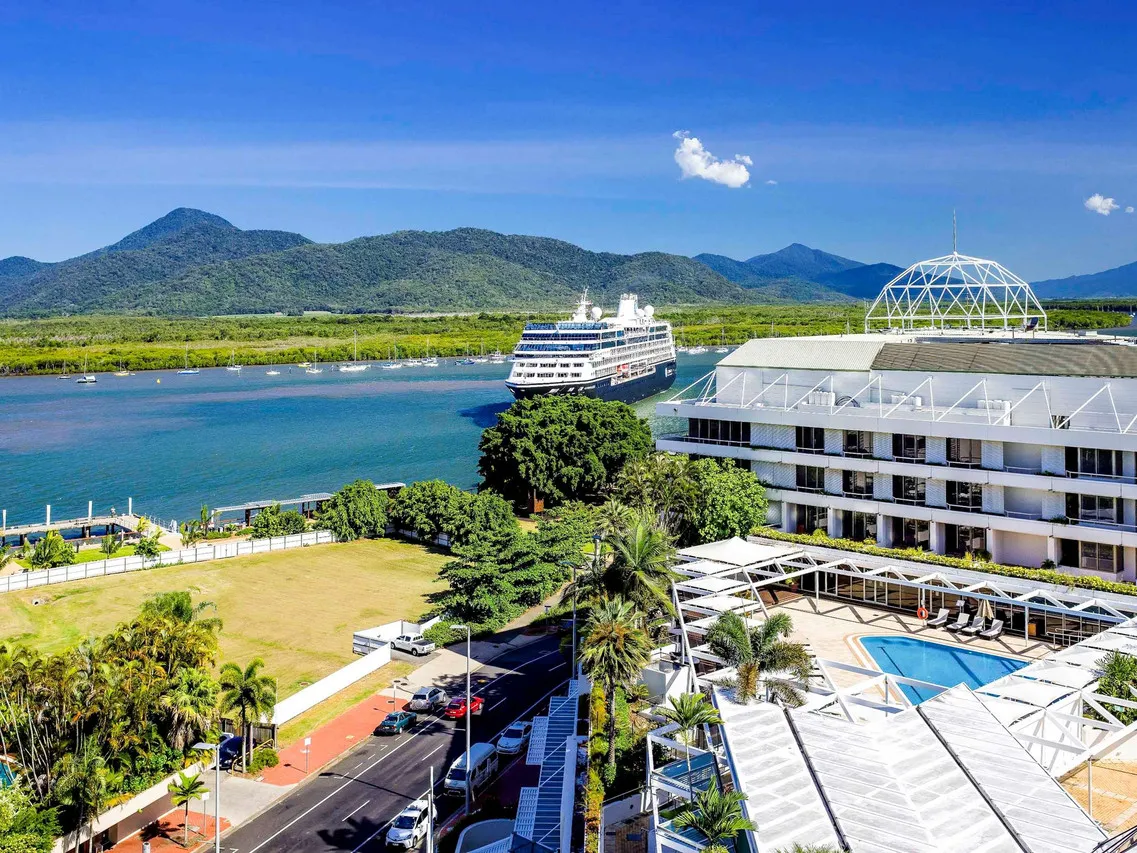 Pullman Reef Hotel Casino — rooms and atmosphere