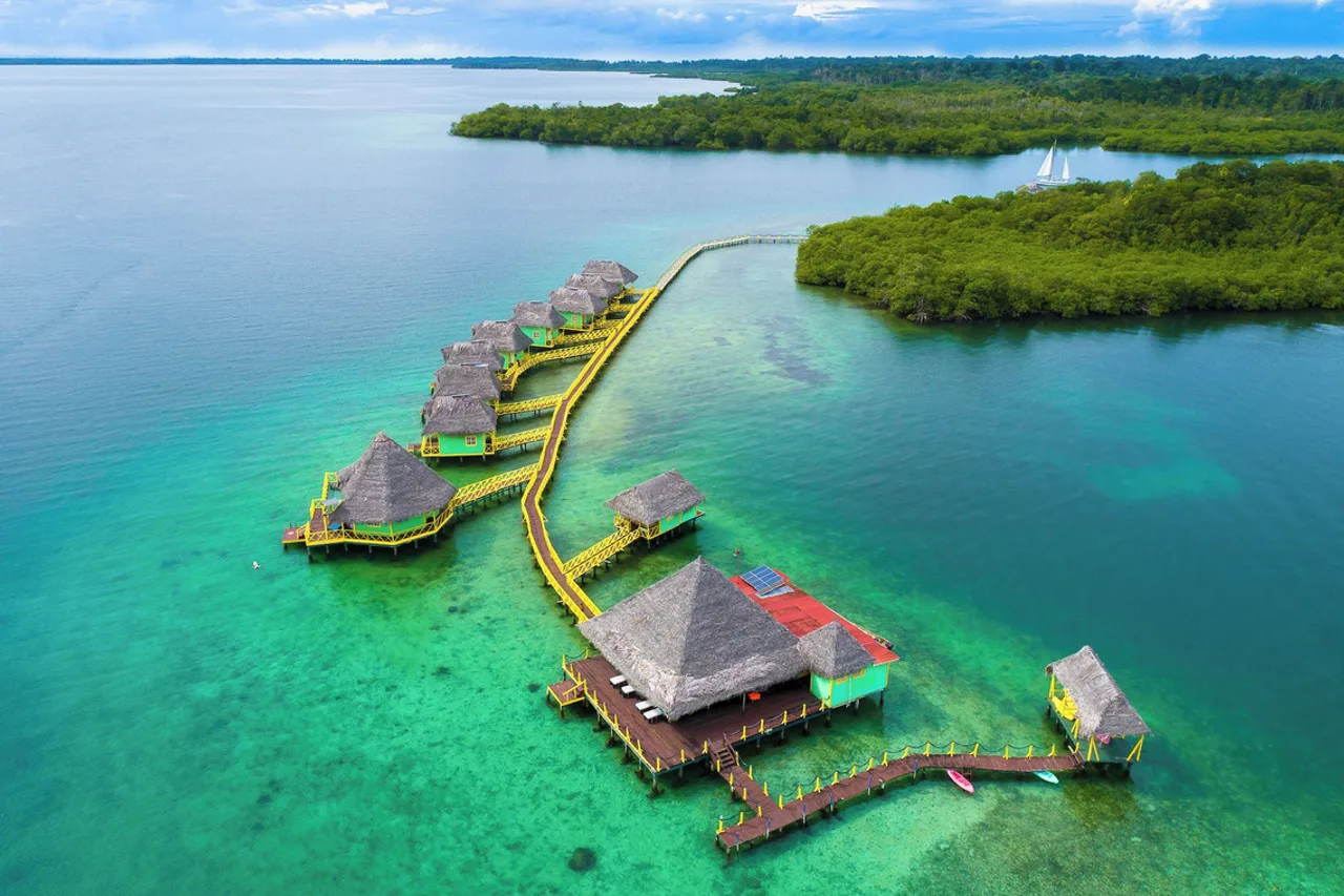 Punta Caracol Acqua Lodge — ภาพห้องพักและบรรยากาศ